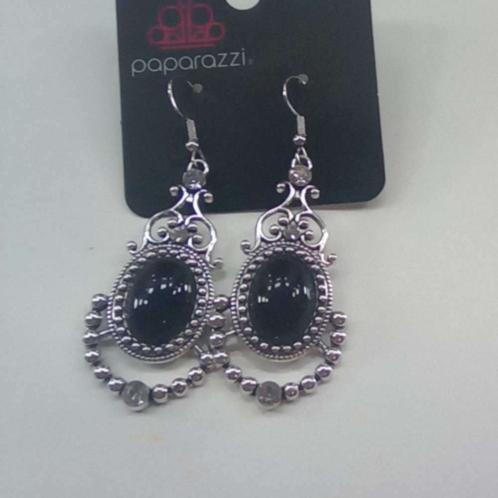 I am selling some paparazzi earrings